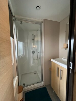 Douche, sèche-cheveux, papier toilette