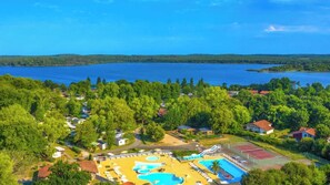 Een binnenzwembad en een verwarmd zwembad