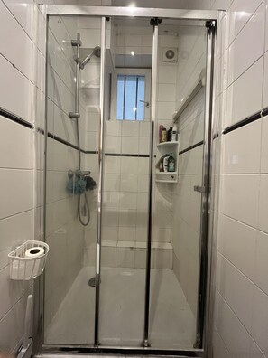Een douche, een haardroger, toiletpapier