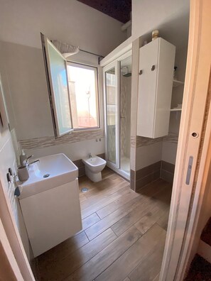 Doccia, asciugacapelli, bidet, asciugamani