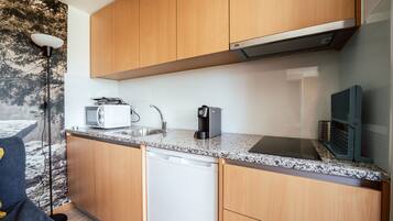 Frigorífico, microondas, hervidor eléctrico y tostadora