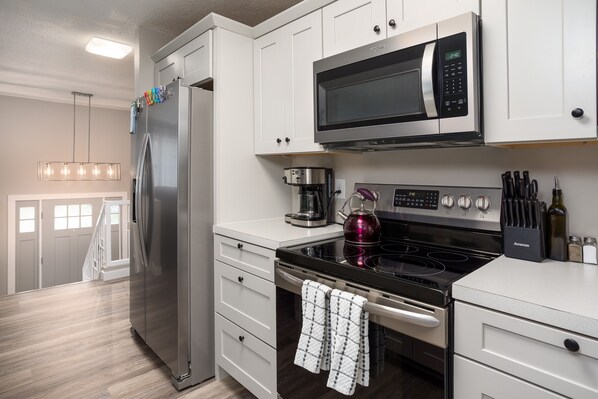 Fridge, microwave, oven, stovetop - New! Cozy Mountain Retreat near Pisgah Forest & DownTwn. Pet Friendly/Game Room! (Brevard)