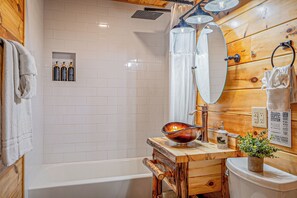 Combined shower/bathtub, hair dryer, towels, soap - Paradise at the Smokies. Mountain Cabin w/ Hot Tub, Pool Table & Basketball Hoop (Sevierville)
