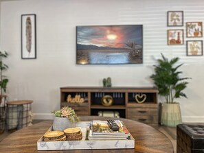 Interior - Charming 3 bd/2ba home - KING bed w/ non heated POOL near Old Town Scottsdale!   (Scottsdale)