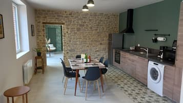 Cafetière/bouilloire, réfrigérateur, micro-ondes, four