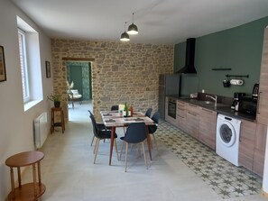 ثلاجة، ميكروويف، فرن، موقد طهي مسطح