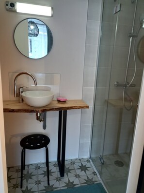 Shower, hair dryer, towels, toilet paper