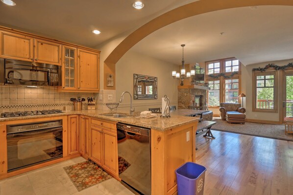 Kjøleskap, mikrobølgeovn, ovn og oppvaskmaskin