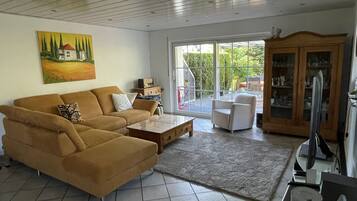 Una Smart TV, una chimenea, un reproductor de DVD