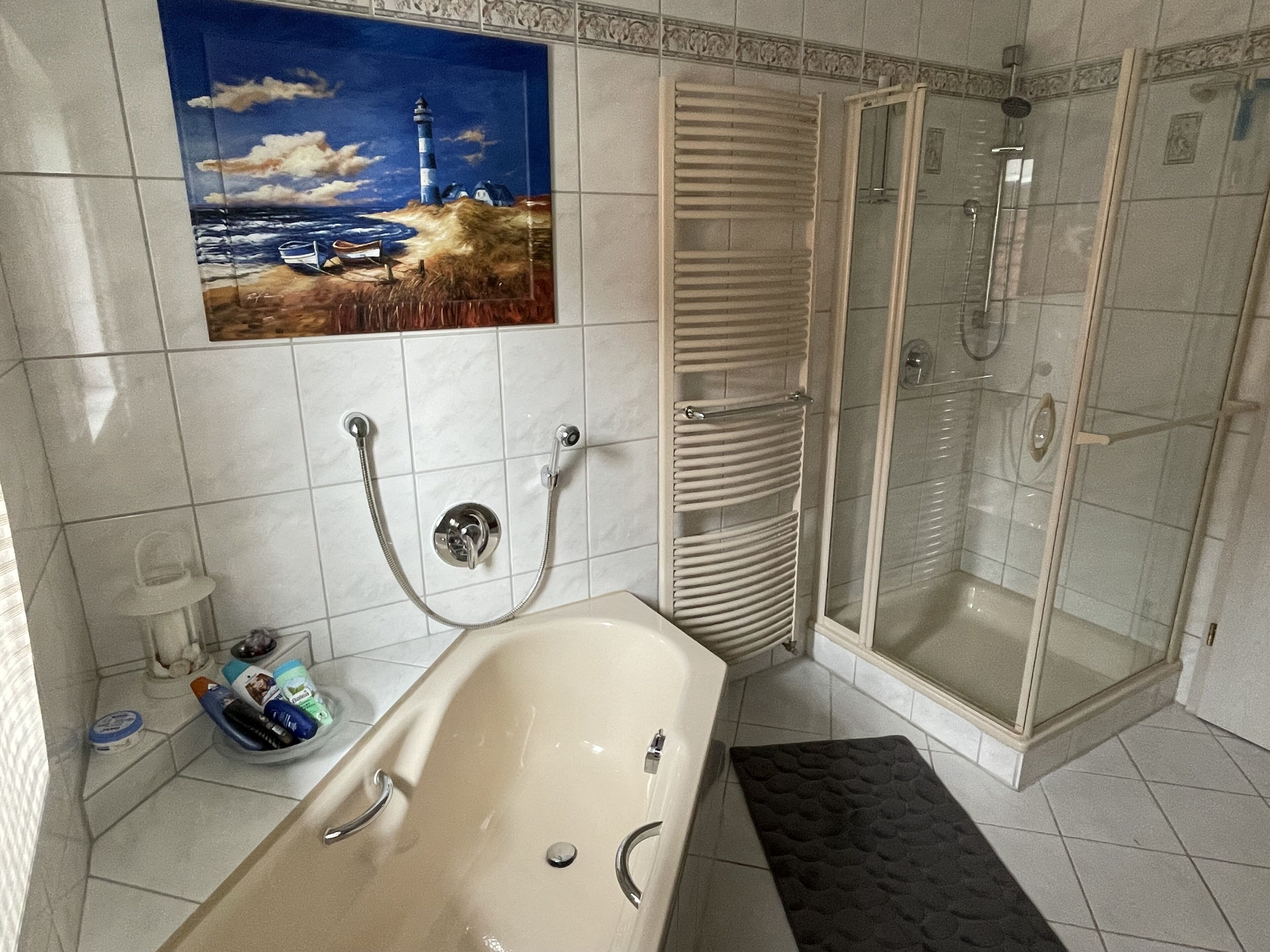 Badewanne, Haartrockner, Handtücher, Seife