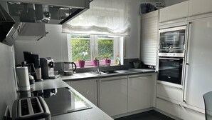 Kaffetrakter/tekoker, kjøleskap, mikrobølgeovn og ovn