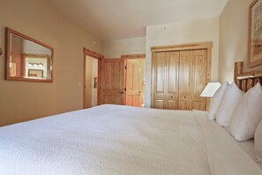 1 bedroom, WiFi, bed sheets - Tucker Mountain 1 Bedroom + Den Condo #418 by RedAwning (Copper Mountain)