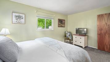 3 habitaciones, escritorio y tabla de planchar con plancha