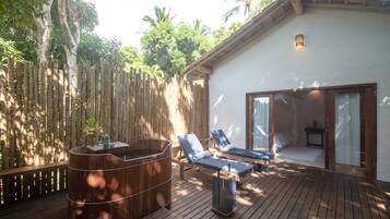 Quarto superluxo (Upper floor via stairs) | Banheira de imersão