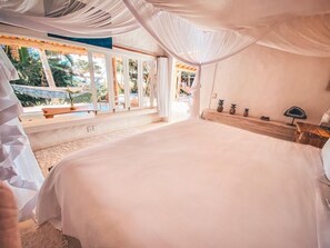 Habitación Deluxe con 2 camas individuales, vistas al mar, frente a la playa | Minibar, caja fuerte, decoración individual y cortinas opacas