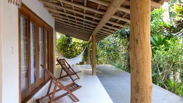 Quarto standard | Área de estar | TV de tela plana, brinquedos