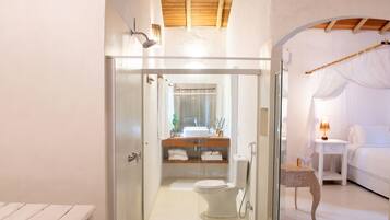 Quarto duplo luxo, vista para o mar, de frente para a praia | Banheiro | Produtos de toalete grátis, secador de cabelo, roupões de banho