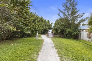 Property grounds - Budget Friendly Beachside Vacation Rental with Private Beach Access (Sarasota)