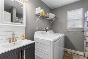 Douche, sèche-cheveux, savon