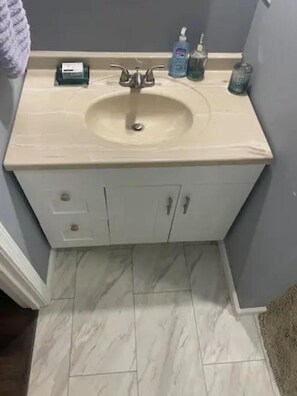 Sèche-cheveux, serviettes fournies, savon, papier toilette