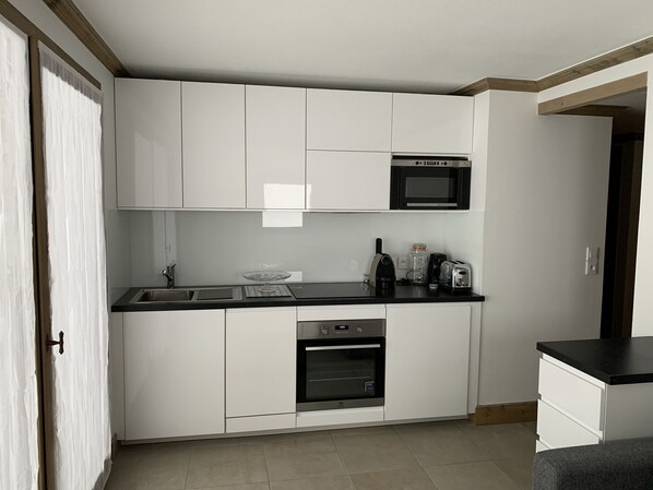 Kühlschrank, Mikrowelle, Ofen, Geschirrspüler