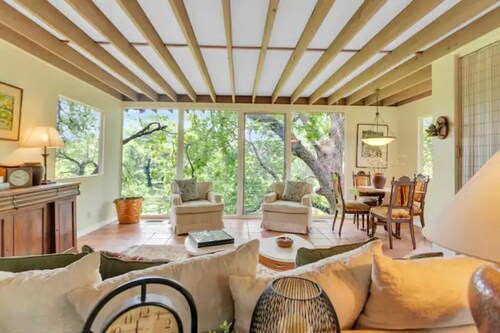 New!!! Luxury Riverfront Oasis with Gorgeous Oaks and Ping Pong Table!