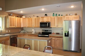 Fridge, microwave, oven, stovetop - Otter Tail Lake Life (channel access) - 4 Bed/2 Bath - Newly Constructed in 2022 (Ottertail)