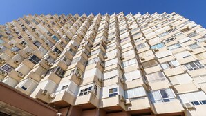 Un edificio alto con numerosi balconi e condizionatori.