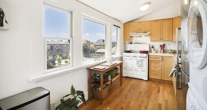 Charming top floor duplex with garden-patio.