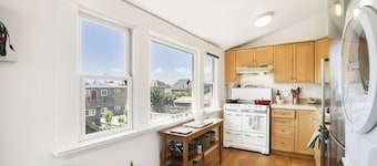 Charming top floor duplex with garden-patio.