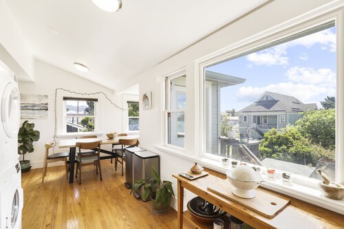 Charming top floor duplex with garden-patio. 