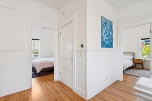 3 chambres, bureau, fer et planche Ă repasser, lit parapluie