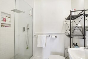 Badewanne, Haartrockner, Handtücher, Seife
