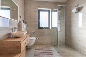 Shower, hair dryer, bidet, towels - First floor villa with pool, surrounded by greenery (Nedescina)