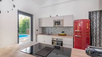 Refrigerador, microondas, horno, placa de cocina