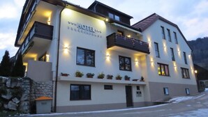 Un hôtel doté d’un balcon, de nombreuses fenêtres et d’une enseigne indiquant qu’il s’agit d’un hôtel.