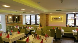 Lunch, dinner served; local and international cuisine, al fresco dining  - Hotel Pruggererhof (Michaelerberg-Pruggern)