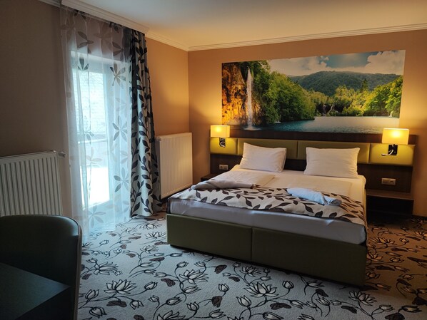 Neljän hengen huone | Minibaari, työpöytä, kannettavalle tietokoneelle sopiva työtila