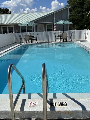 Una piscina al aire libre