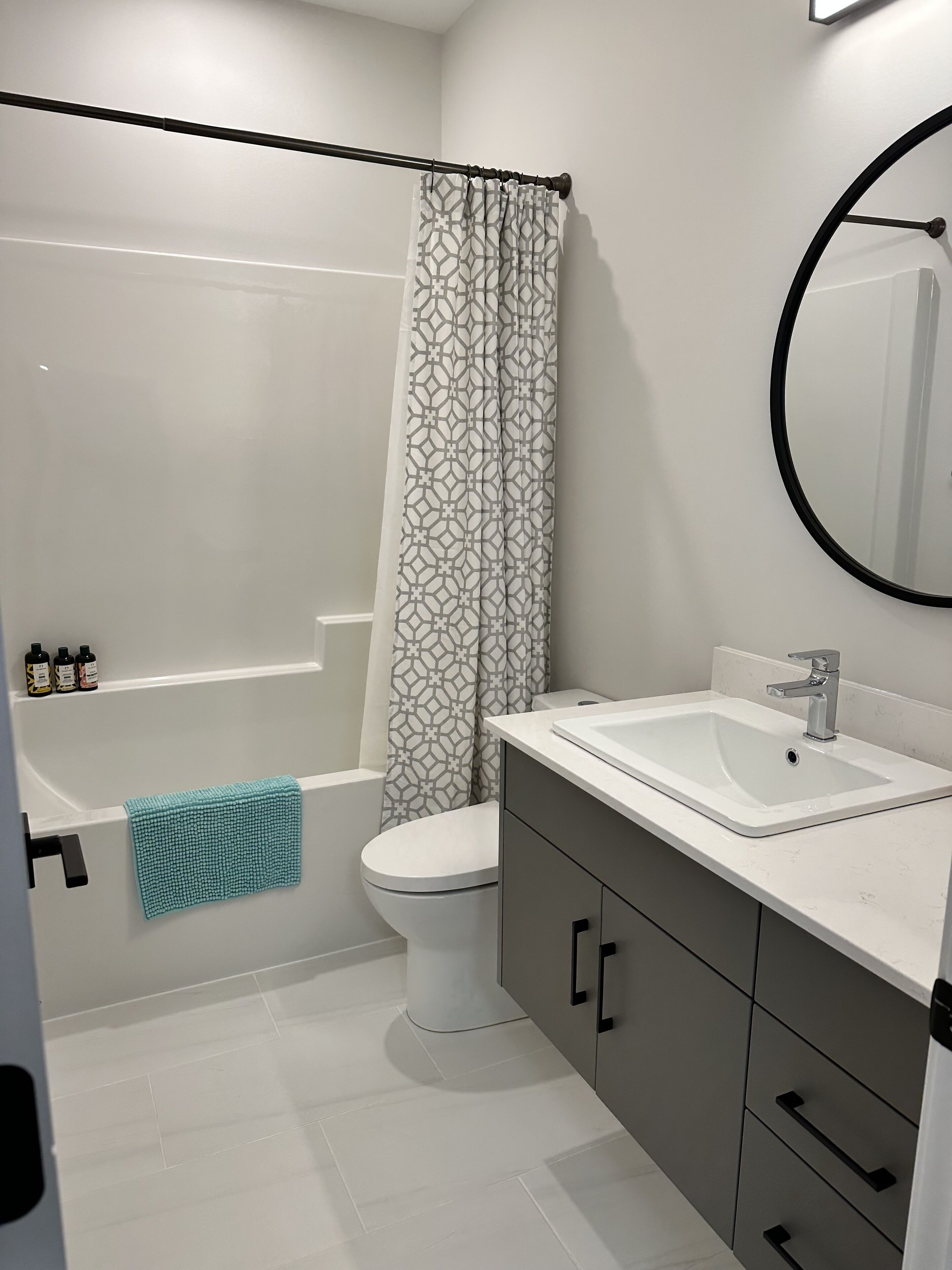 Un bagno moderno con vasca, water e lavandino.
