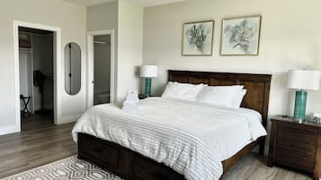 Chambre luxueuse, 1 très grand lit, vue sur le lac | Literie de qualité, décor unique, ameublement unique, bureau