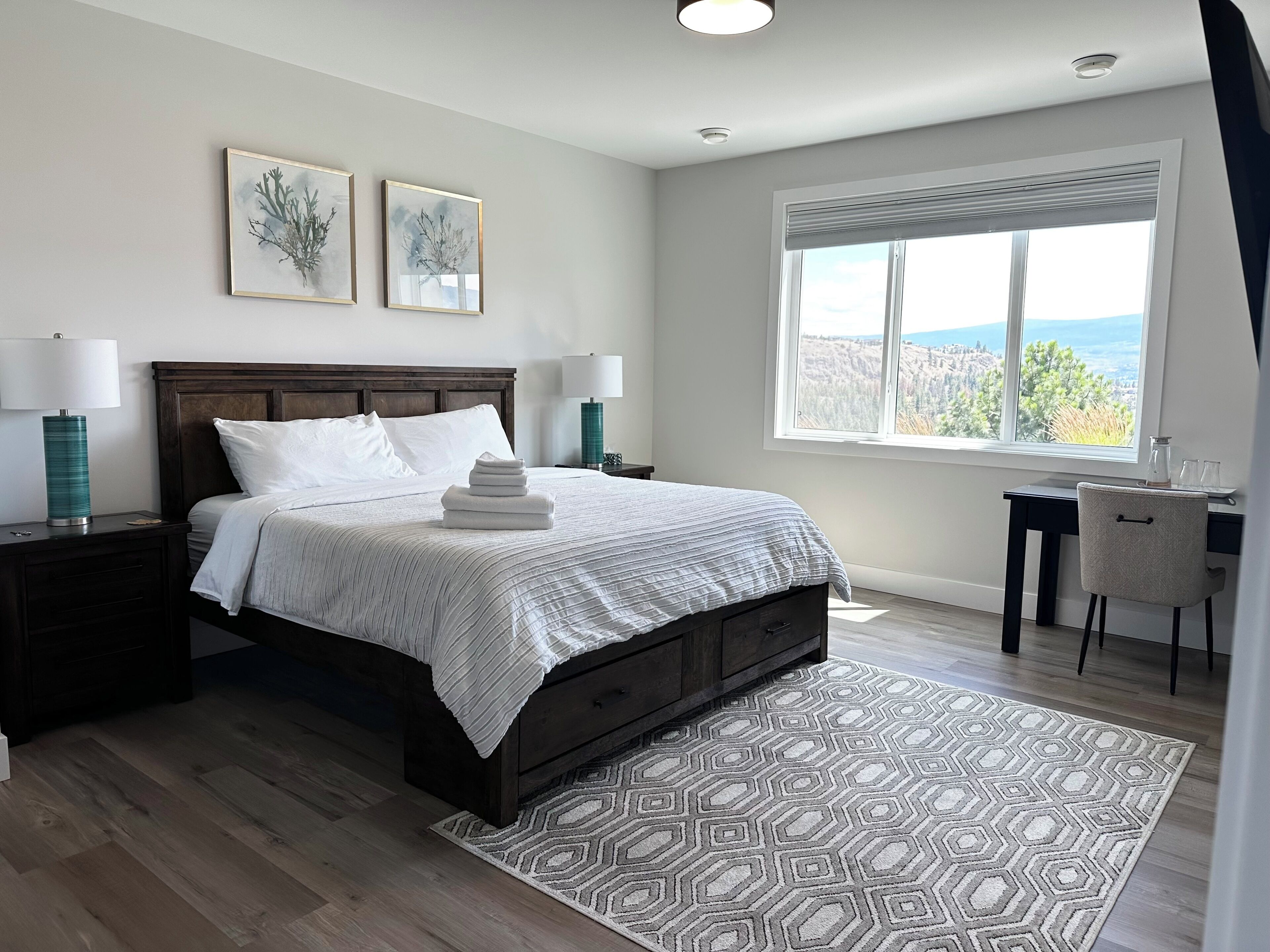 Habitación de lujo, 1 cama King size, vista al lago | Ropa de cama de alta calidad y decoración personalizada 