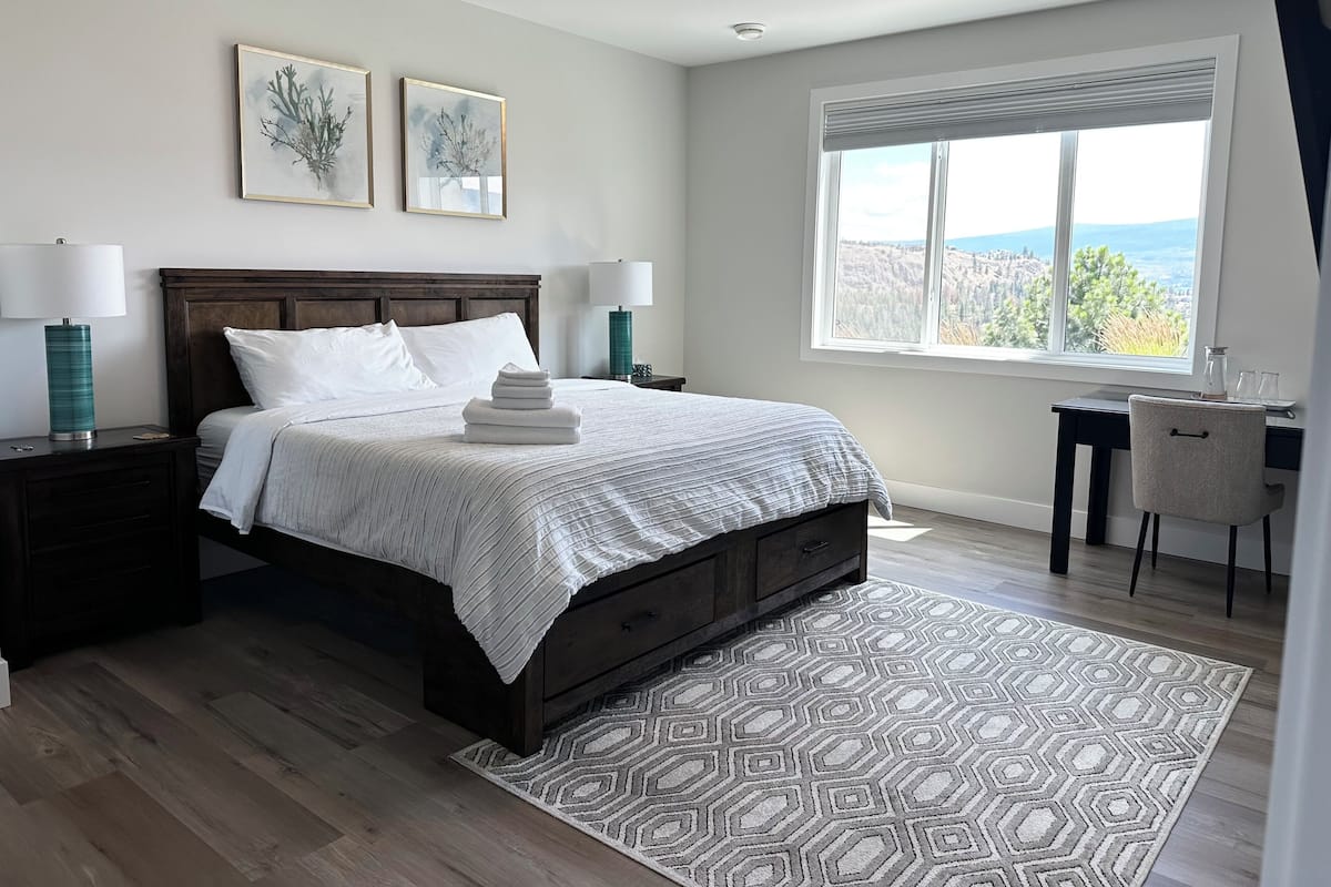 Habitación de lujo, 1 cama King size, vista al lago | Ropa de cama de alta calidad y decoración personalizada