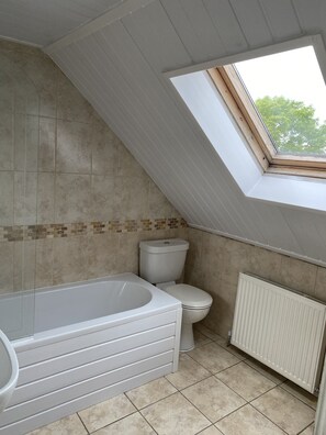 Cottage | Phòng tắm | Vòi sen/bồn tắm kết hợp, bồn tắm ngâm, khăn tắm
