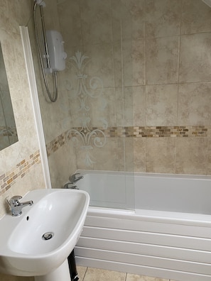 Ferienhaus | Badezimmer | Duschwanne, Komfortbadewanne, Handtücher