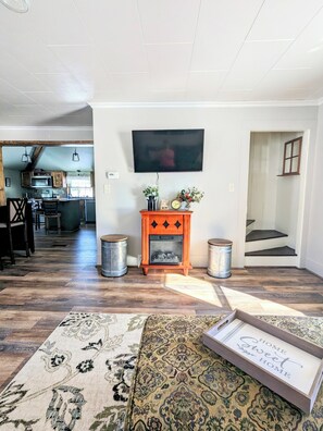 Smart TV, fireplace, books - Pet-friendly family farm near inland and big lakes for summer fun & star gazing (Rogers City)
