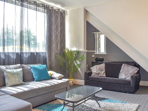 Living area - Huddersfield House, Wood View (Huddersfield)