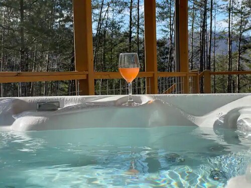 Hot tub | Firepit | Fireplace | View | Close2twn |