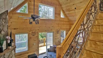 Smart-TV, Kamin, Videospiele, Bücher