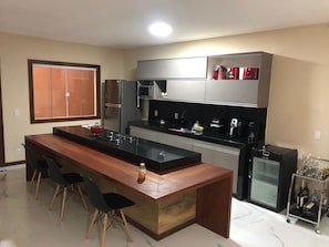Geladeira, micro-ondas, fogão, cooktop